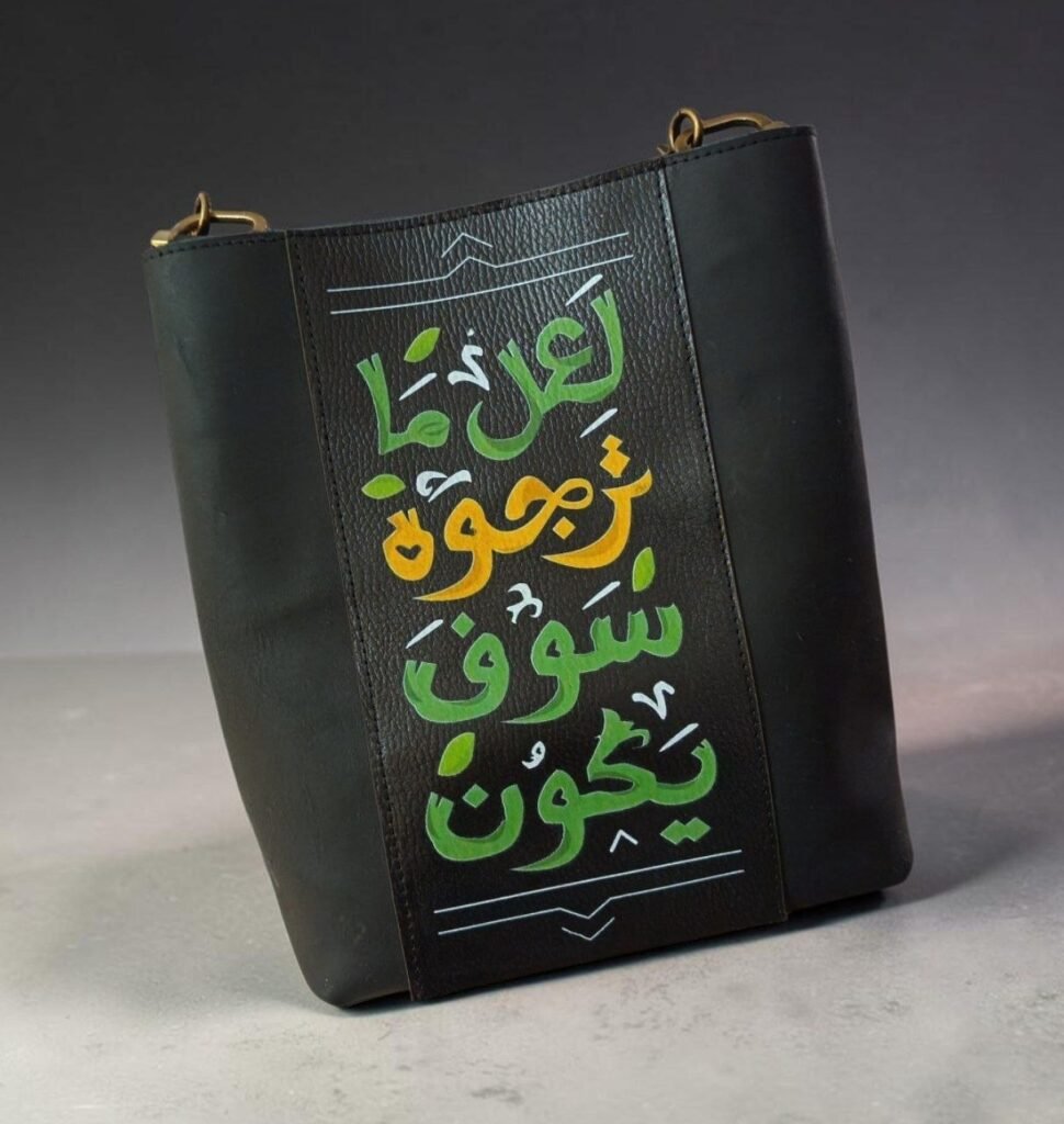 شنطة جلد طبيعي هاند ميد أمل بطباعة فنية ثابتة وعبارة ملهمة من IOLITE