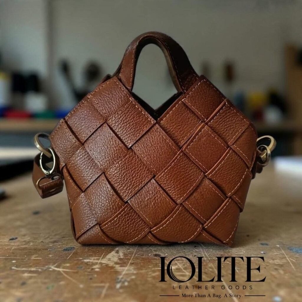 شنطة جلد طبيعي هاند ميد باللون البني، شنطة جلد طبيعي هاند ميد، Woven Leather Bag بتصميم جلدي متداخل وتفاصيل يدوية مميزة من IOLITE.